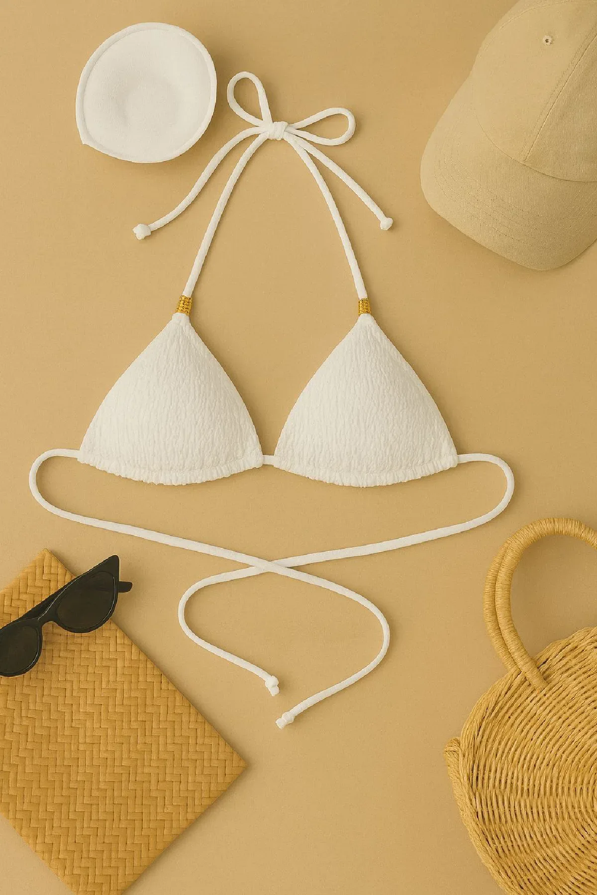 Kadın Beyaz Pedli Üçgen Bikini Üstü Halter Bağlamalı Aksesuarlı