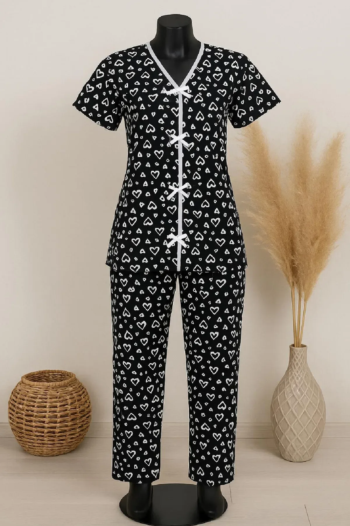 Kadın Siyah Beyaz Kalp Desenli Fiyonklu Kısa Kollu Pijama Takımı