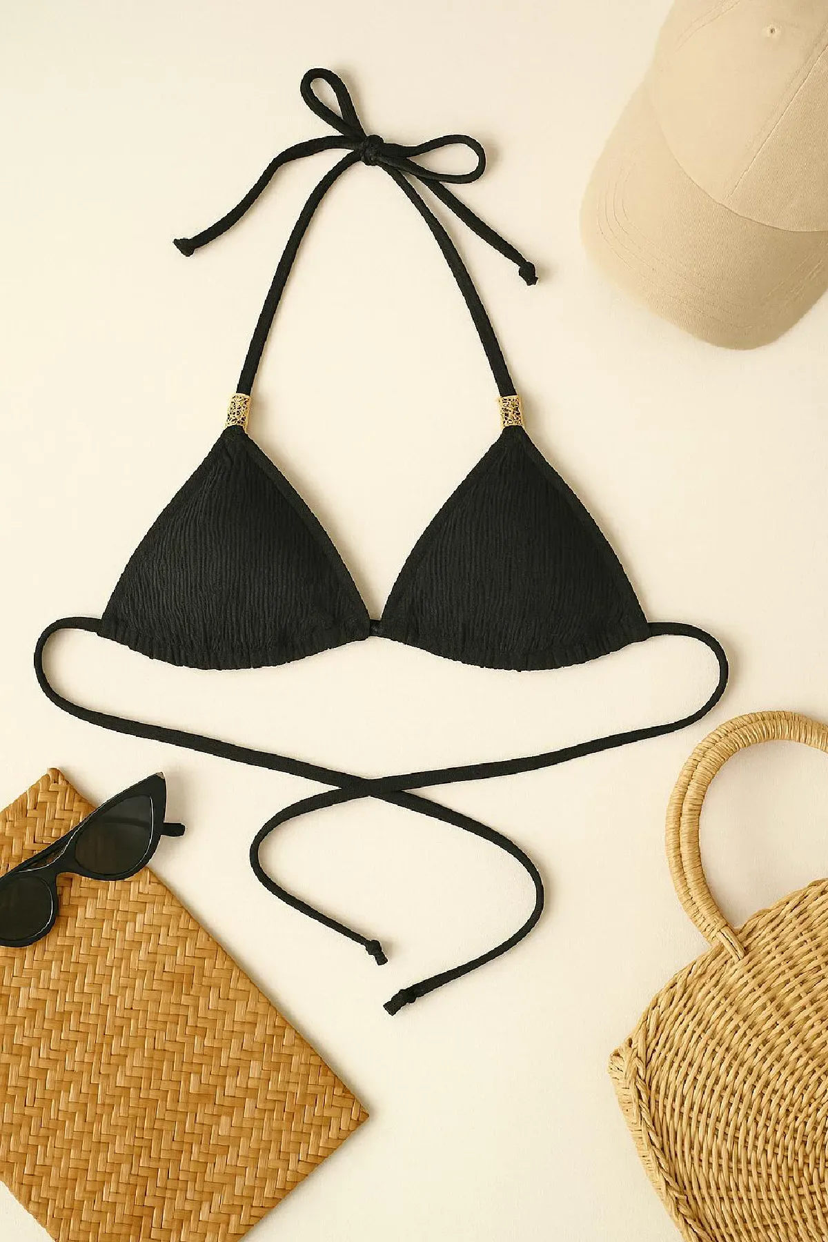Kadın Siyah Pedli Üçgen Bikini Üstü Halter Bağlamalı Aksesuarlı